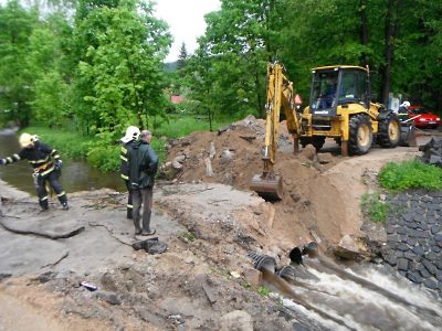 Rozvodněný potok ohrožoval obyvatele obce Hraničná