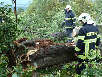 Hasiči jsou v pohotovosti: Padají stromy a opět stoupají řeky