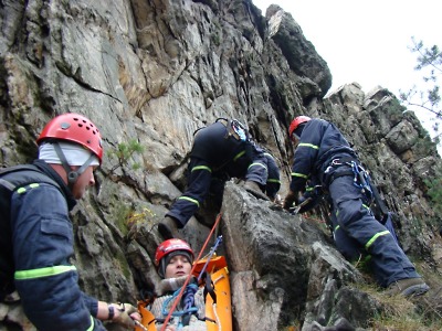 Jablonečtí hasiči cvičili záchranu na Suchých skalách
