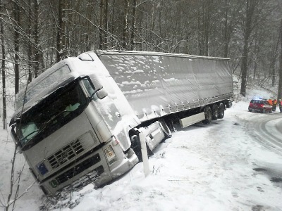 Sníh komplikuje dopravu, uvízlý kamion uzavřel silnici z Liberce na Jablonec