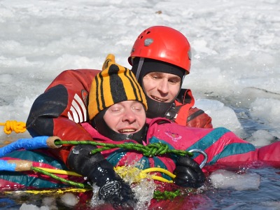 Složky IZS cvičily v liberecké nádrži záchranu z ledu