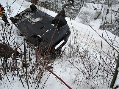 Převrácené auto hrozilo ve Zlaté Olešnici pádem na chalupu
