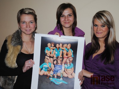 Hasičky z Košťálova nafotily vlastní kalendář, chtějí přispět na areál