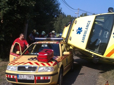 Sanita jela v Lučanech pro zraněného řidiče, přitom ale sama bourala