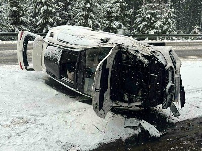 Řidič neudržel Mercedes u Kořenova na silnici pokryté sněhem