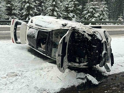 Autor foto:Archiv Policie ČR Řidič neudržel Mercedes u Kořenova na silnici pokryté sněhem
