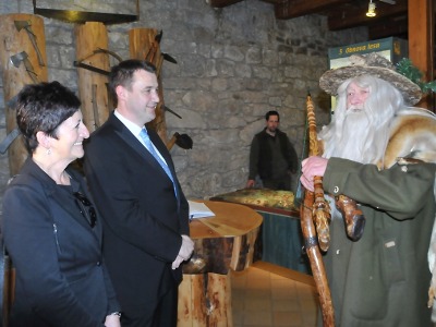 Harrachovský Krakonoš chválil v Šindelce a žáci zpívali hejtmanovi hymnu