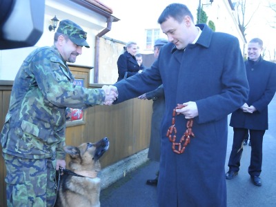 Ministr obrany i hejtman odměnili psa Athose za hrdinství v boji