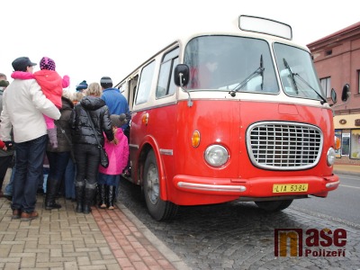 Historické autobusy lákaly k projíždce malé i velké