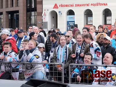 Video: Fanoušci Bílých Tygrů si užili čtvrté finále na libereckém náměstí