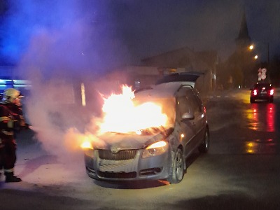 Hasiči zasahovali u požáru osobního auta v Jablonci