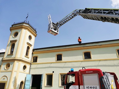 Hoří v turnovské Jutě, průjezd Palackého ulicí je řízen policií