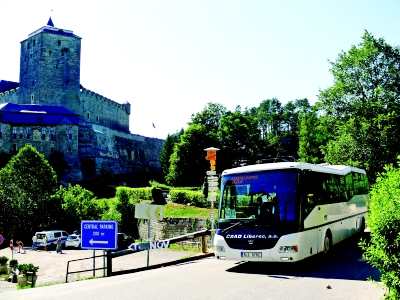 Turistické autobusy v Českém ráji přepravily o tisíce turistů víc než loni