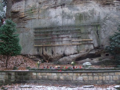 Horolezecký hřbitov v Českém ráji poškodili nenechaví zloději
