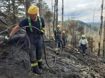 Hřensko rok po požáru. Spolupráce mezi hasiči fungovala skvěle