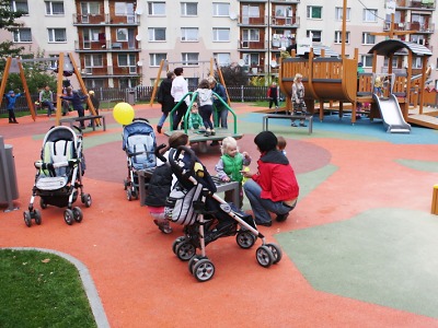 Dub ohrožuje děti na hřišti v jablonecké ulici Pasířská