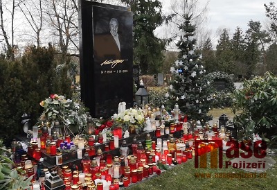 VIDEO: Na hrobě Karla Gotta svítí stovky svíček