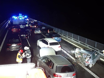 Hasiči zasahují u hromadné nehody na dálnici u Svijan