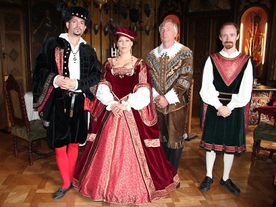 V červenci zvou na hradech a zámcích na vernisáže i prohlídky s kostýmy