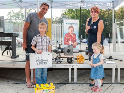 Vítězům soutěže Veselý stroj předal ceny Roman Šebrle