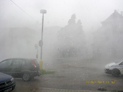 Desnou se prohnala větrná bouře doprovázená krupobitím