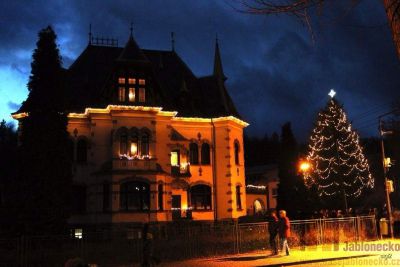 V neděli rozsvítili Riedelovu vilu a vánoční strom v Desné