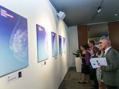 Výstava Vaše nejcennější foto podporuje prevenci rakoviny prsu