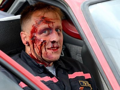 Obrazem: Policie, hasiči, záchranka...