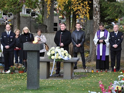 Lidé v Jablonci vzpomněli na zesnulé obřadem na městském hřbitově