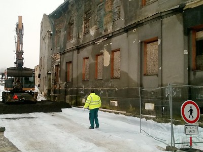 Havarijní stav budovy bývalého JAVOZu řeší město Jablonec demolicí