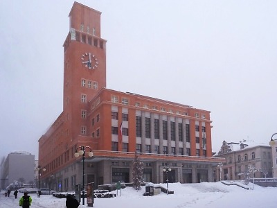 Na úřad jen objednaní, městské organizace jsou stále mimo provoz