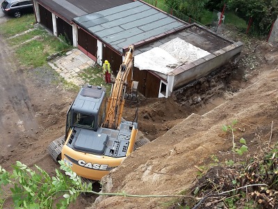 Svah v jablonecké ulici V Nivách podpírá nová zeď