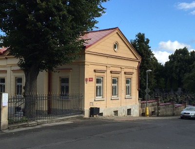 Květiny a svíčky patří na jabloneckém hřbitově jen na kamenné podium