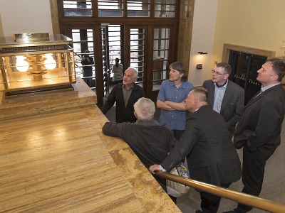 Autor foto:Archiv magistrátu města Jablonec nad Nisou Unikátní lucerny svítí na jablonecké radnici jako symbol lepších časů