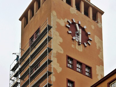 Jabloneckou radnici halí lešení, zastaví se dokonce i hodiny na věži