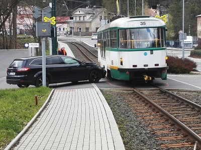 V Jablonci u Brandlu se střetla tramvaj s osobním autem