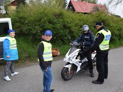 Děti rozdávaly řidičům jablka a citrony