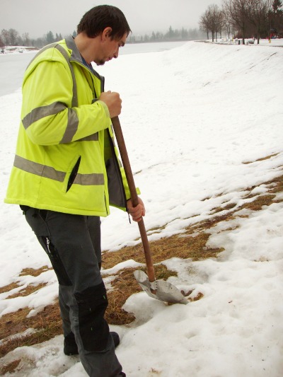 Tající sníh odkrývá v jabloneckých ulicích nepořádek