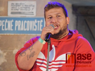 FOTO: V semilské Fabrice 1861 zahráli Jakub Děkan a spol.