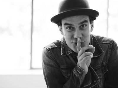 Britský písničkář James Harries zahraje v Klubu Na Rampě