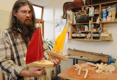 Od katedry utekl Jan Hoffman k dlátům, děti těší jeho dřevěné hračky