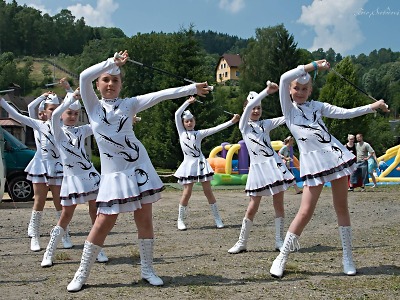 Na Janovském jarmarku vystoupili kapely, loutkáři i mažoretky