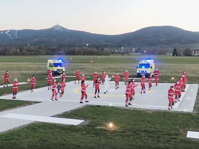 Autor foto:Archiv ZZS Libereckého kraje/ reprofoto z videa VIDEO: Krajští záchranáři děkují tancem a přejí všem volné nadechnutí