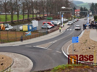FOTO: Žižkovou ulicí v Jilemnici už řidiči projedou po novém povrchu