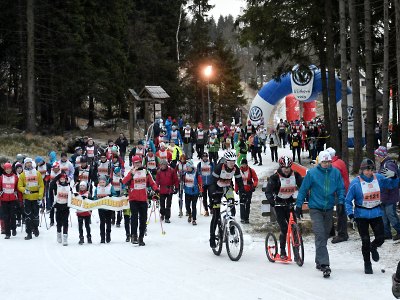 Příznivci Jizerské 50 uctili památku horolezců a prošli či projeli trať závodu 