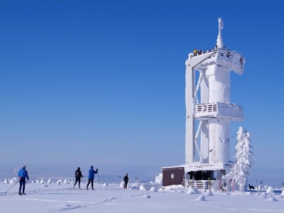 Na nejvyšší horu Jizerských hor opět vede opravený Nebeský žebřík