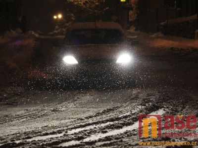 Při vysoké rychlosti nezvládl na zasněžené vozovce zatáčku