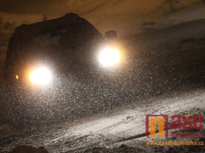 V tanvaldském lese mělo hořet, ale šlo o blikající světla aut