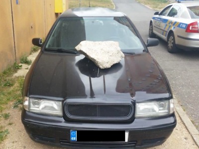 Pořádný kámen přistál na kapotě auta v jablonecké ulici Na Úbočí