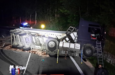 Mezi Desnou a Kořenovem se kamion převrátil na bok